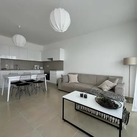 Lovely And Stylish Apartment With Calming Garden View