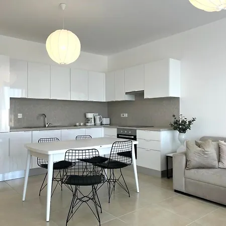 Apartman Lovely And Stylish Apartment With Calming Garden View