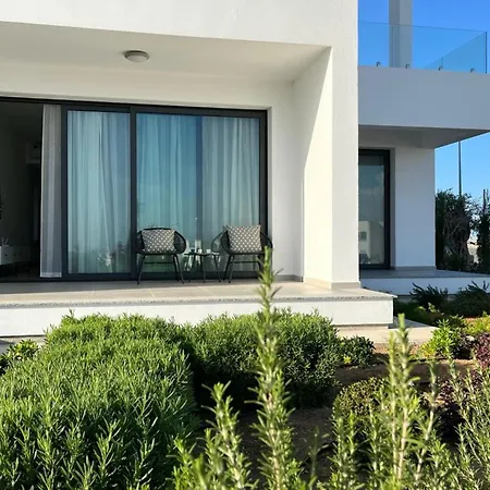 Lovely And Stylish Apartment With Calming Garden View كيرينيا