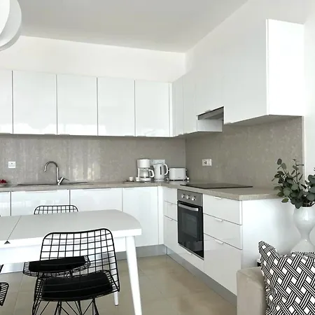 Lovely And Stylish Apartment With Calming Garden View Apartman