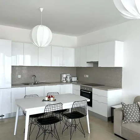 Apartman Lovely And Stylish Apartment With Calming Garden View *