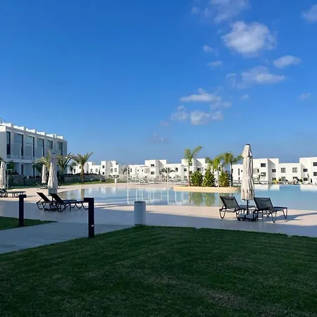 Lovely And Stylish Apartment With Calming Garden View