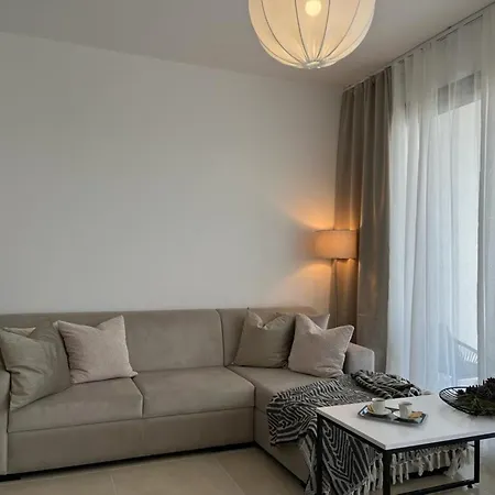 Lovely And Stylish Apartment With Calming Garden View Apartman